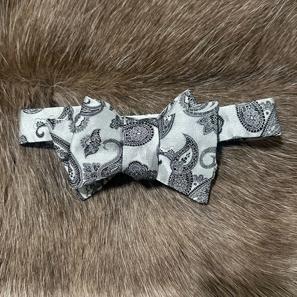 NWT Carrot & Gibbs Grey & Black Paisley 100% Silk Bow Tie - Picture 3 of 10